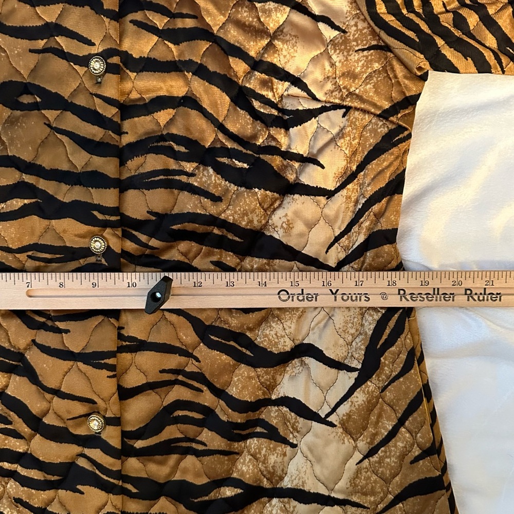 Vintage 60s Tiger Print Quilted House Dress Robe Sz 10 Union Made Velvet Neck - Picture 9 of 12